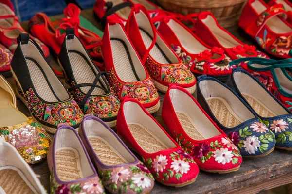 Dragon embroidered shoes Yunnan Dali City stalls on — Stock Photo, Image