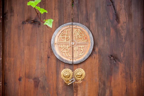 De oude stad van Lijiang alley residentiële deur — Stockfoto