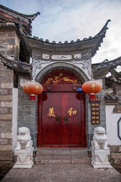 A antiga cidade de Lijiang beco porta residencial — Fotografia de Stock