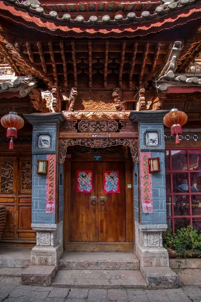 A antiga cidade de Lijiang beco porta residencial — Fotografia de Stock