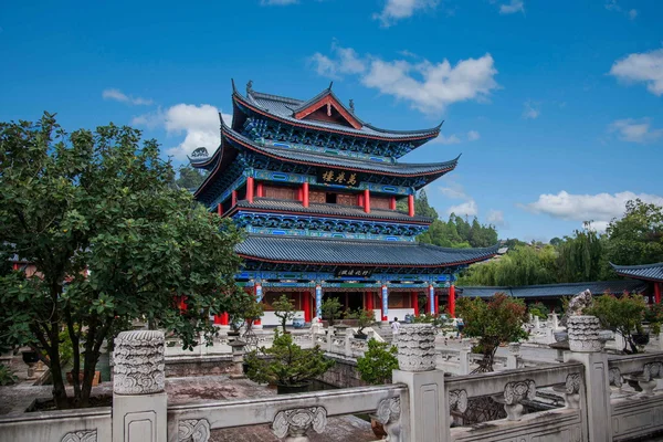 Lijiang, Yunnan die houten huis van vloer rollen — Stockfoto