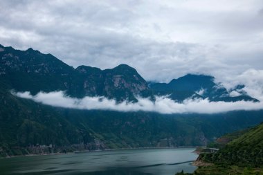 G5 Sichuan Eyaleti Jing Kun otoyol servis alanı asbest tarafı sahne
