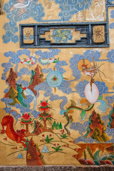 大城市街道上的丽江纳西族神话和传说的壁画艺术 — 图库照片