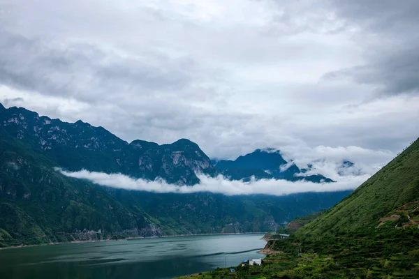 G5 Provincia de Sichuan Zona de servicio de la autopista de Jing Kun del paisaje del lado del amianto —  Fotos de Stock