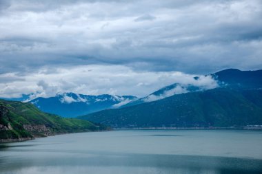 G5 Sichuan Eyaleti Jing Kun otoyol servis alanı asbest tarafı sahne