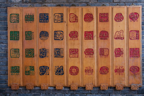 Yunnan Lijiang alley houses in front of the pier