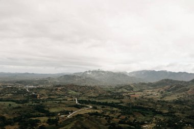 Redonda Dağı, Redonda ve Limon gölleri, Miches, Dominik Cumhuriyeti. Panoramik bulutlu görünüm
