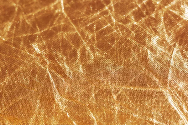 Kırışıklıkları Dokusu Olan Altın Metalik Kumaş Odaklanmamış Arka Plan Bokeh — Stok fotoğraf