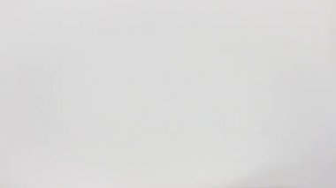 Kadın eli, Arjantinli bir taraftara yakın plan ve beyaz arka plan sunuyor.