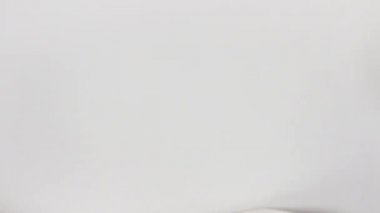 Kadın eli, Arjantinli bir taraftara yakın plan ve beyaz arka plan sunuyor.