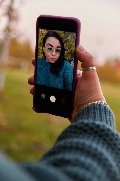 Flicka Tar Selfie Mot Bakgrund Höstträd Själv Foto Mobiltelefon — Stockfoto