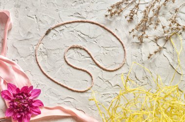 El yapımı boncuk, hobi olarak boncuklama. Çeşitli çiçek ve bitkilerin arka planında kendi ellerinizle yapılmış süslemeler..