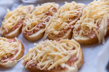 Ev yapımı sosisli ve peynirli sıcak yüzlü sandviçler..