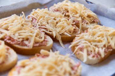 Ev yapımı sosisli ve peynirli sıcak yüzlü sandviçler..