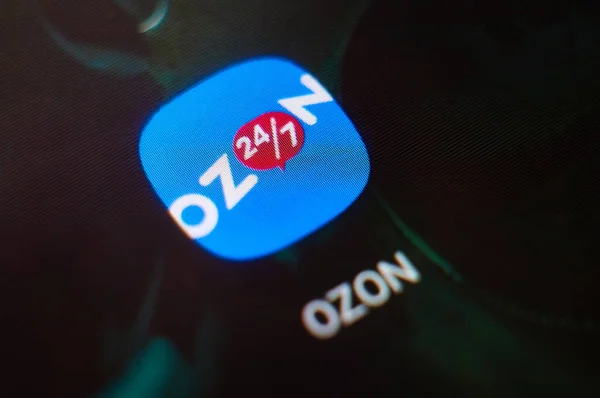 2021年3月8日 俄罗斯Pervouralsk 智能手机屏幕上的Ozon应用程序图标 Ozon应用程序宏图标 — 图库照片#