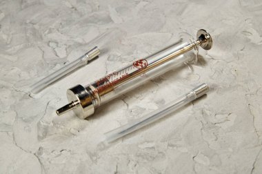 tekrar kullanılabilir şırıngalar ve iğneler. Çoklu kullanım şırıngaları.