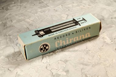 tekrar kullanılabilir şırıngalar ve iğneler. Çoklu kullanım şırıngaları.