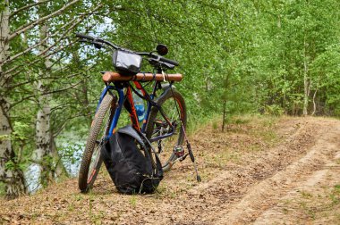 Bisiklet ve nehir kenarındaki yolda dönme..