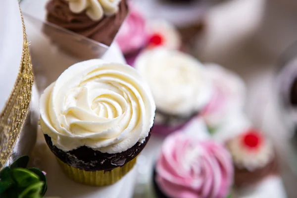 Gâteaux et bonbons sur une table — Photo