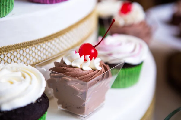 Gâteaux et bonbons sur une table — Photo