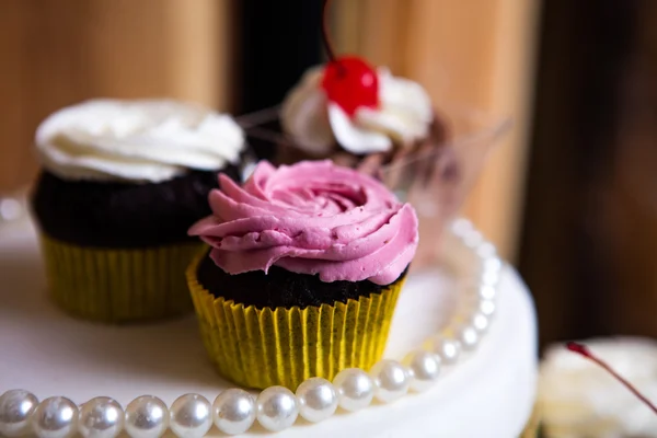 Gâteaux et bonbons sur une table — Photo