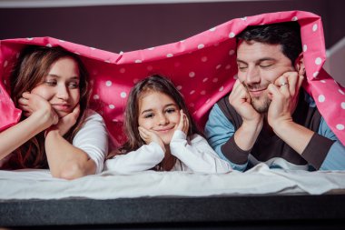 mutlu aile bir battaniyenin altında