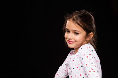 küçük kız bir model oynamaya