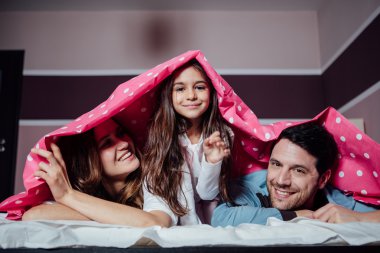 mutlu aile bir battaniyenin altında