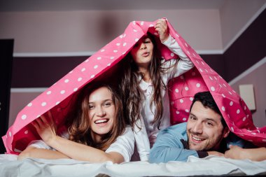 mutlu aile bir battaniyenin altında