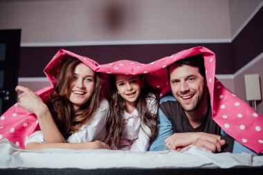 mutlu aile bir battaniyenin altında