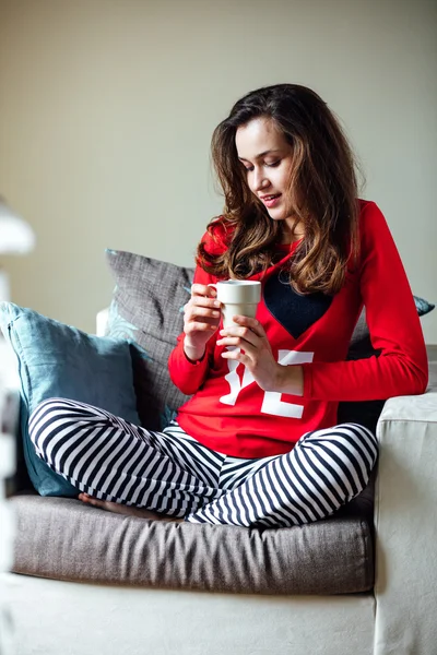 Jonge vrouw ontspannen in pyjama — Stockfoto