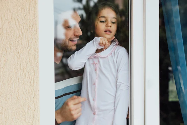 Father and daugther looking outside — Stock Photo, Image