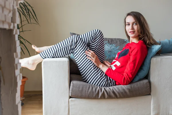 Молодая женщина отдыхает в пижаме — стоковое фото