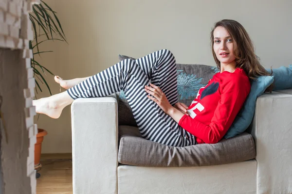 Mujer joven relajándose en pijama — Foto de Stock