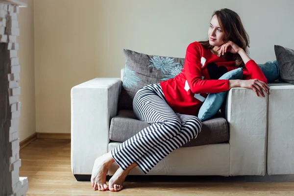Mujer joven relajándose en pijama — Foto de Stock