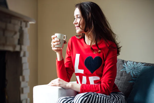 Mujer joven relajándose en pijama — Foto de Stock