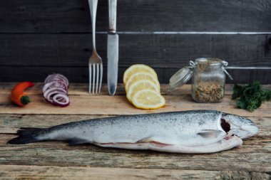 Tahta masada taze balık