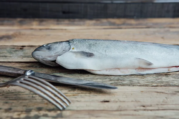 Poisson frais sur table en bois — Photo