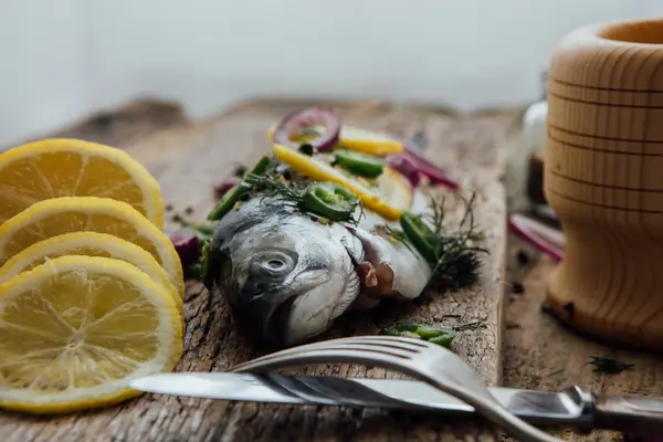 Poisson frais sur table en bois — Photo