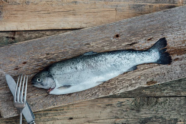 Poisson frais sur table en bois — Photo