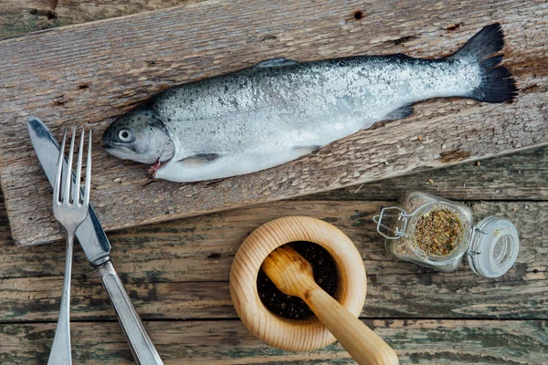 Poisson frais sur table en bois — Photo