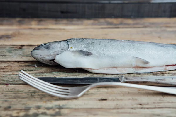 Poisson frais sur table en bois — Photo