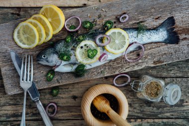 Tahta masada taze balık