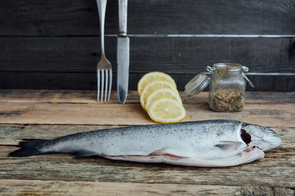 Poisson frais sur table en bois — Photo