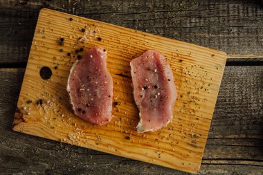 et ahşap plaka üzerinde 