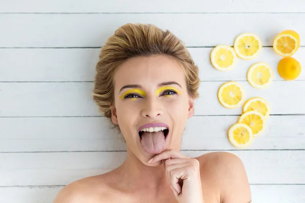 Blondýnka, kterým se vedle plátky citronu — Stock fotografie