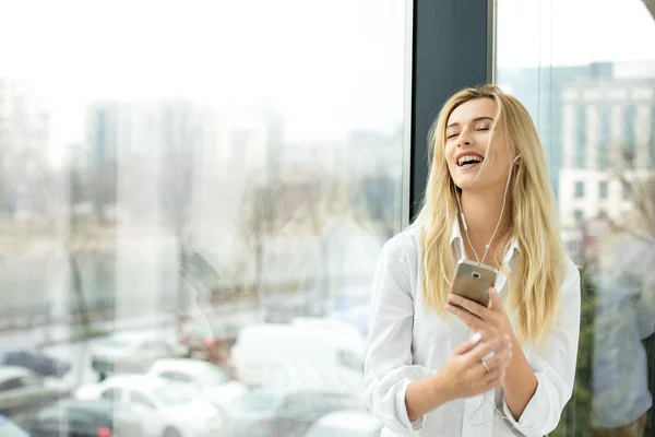 Hermosa mujer rubia al lado de una ventana —  Fotos de Stock