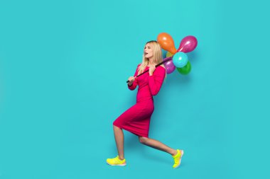 Mavi Balonlu sarışın kadın