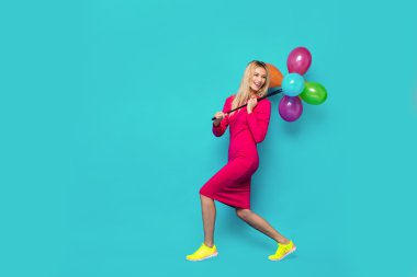 Mavi Balonlu sarışın kadın