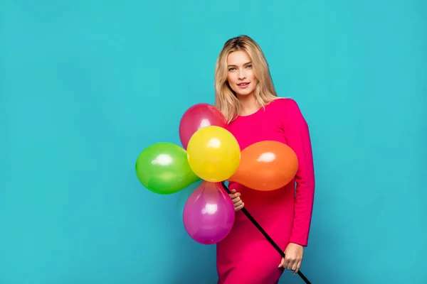 Mujer rubia con globos en azul —  Fotos de Stock